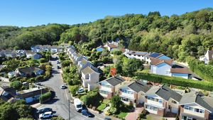 Aerial/Setting- click for photo gallery